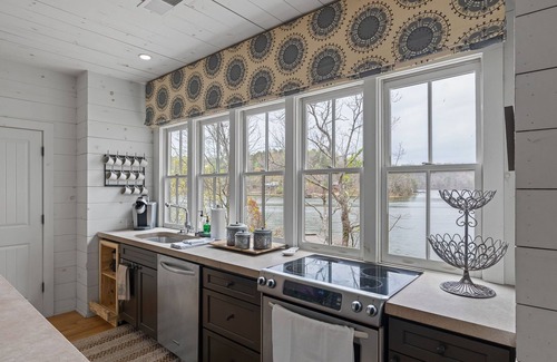 Logan Cabaña | Luxury Lakefront Cottage w/ Kayaks and SUPs