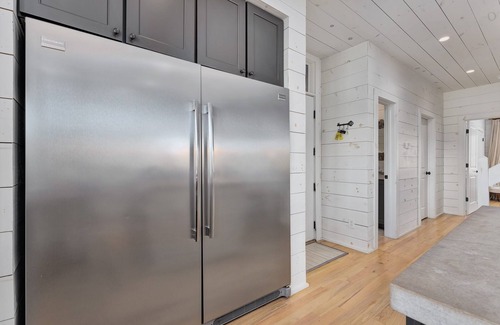 Logan Cabaña | Luxury Lakefront Cottage w/ Kayaks and SUPs