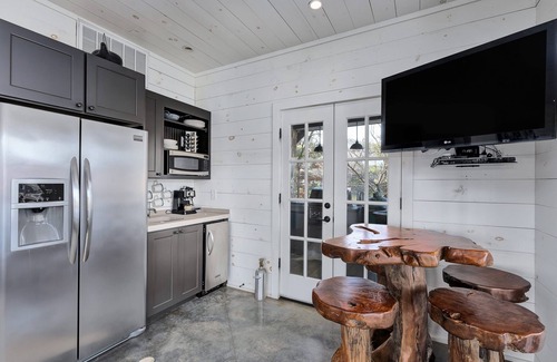 Logan Cabaña | Luxury Lakefront Cottage w/ Kayaks and SUPs
