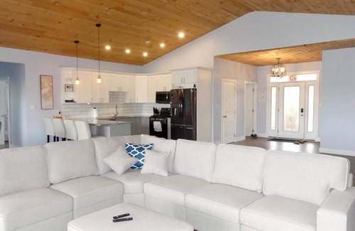 Stokes Bay Chalet De Esquí | Luxury Lakefront Escape w/ Games Room