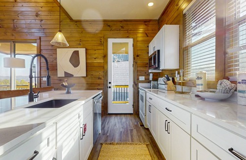 Sevierville Cabina | Luxury lakefront home with private pool, hot tub, & free attraction tickets