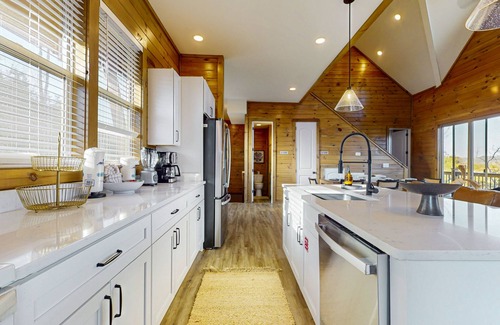 Sevierville Cabina | Luxury lakefront home with private pool, hot tub, & free attraction tickets