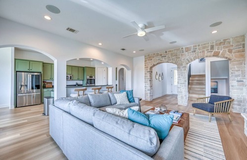 Spicewood Casa | Luxury Lakefront Home-private Dock - Dipping Pool!