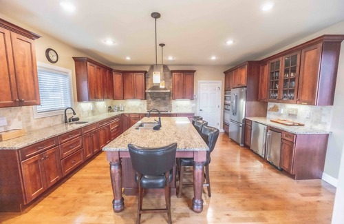 Bronston Casa | Luxury Lakefront, Hot Tub, Firepit, 5bdrm, Game Room & Boat Rental-Sleeps16