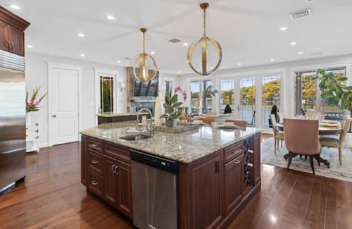 Frankford Casa | Luxury Lakefront Lodge with a Million Dollar View