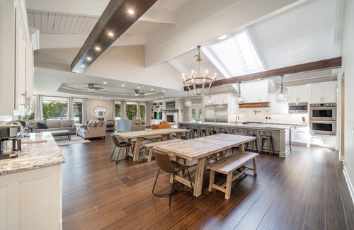 Mid America Casa | Luxury Lakefront Lodge - 16 Beds! 8 BRs! Sleeps 32!