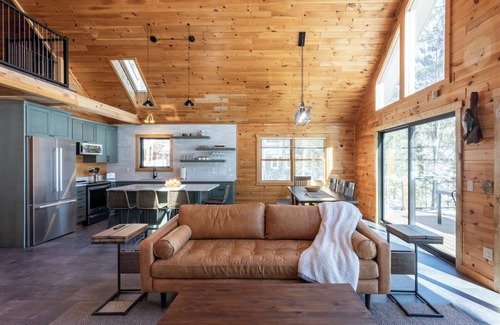 Northwoods Beach Cabina | Luxury Lakefront Northwoods Home on LCO - 20min from Hayward