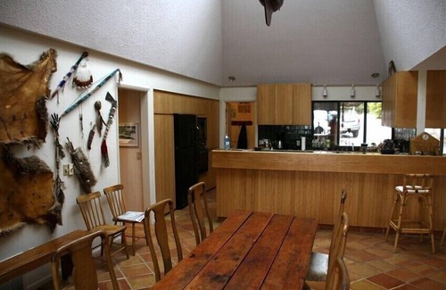 Charlevoix Casa | Propiedad de lujo frente al lago con muelle privado, cancha de tenis, senderos y vistas