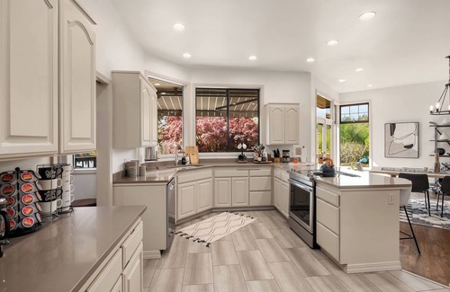 East Lake Hills Casa | Luxury Lakefront Retreat. #Bellevue #lakefront #vacation