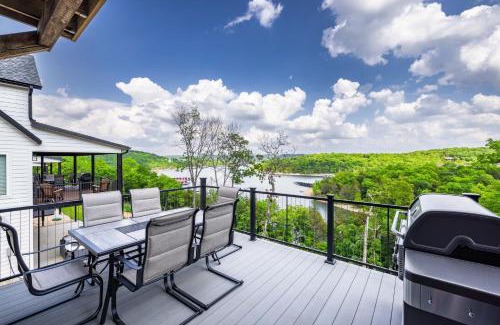 Kimberling City Casa | Luxury Lakefront Villa w/FREE kayaks, pools, shuffleboard, Mini golf and more!