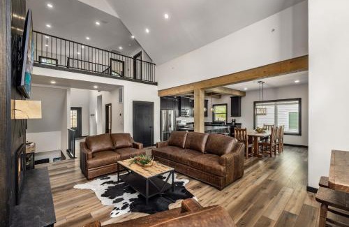 Kimberling City Casa | Luxury Lakefront Villa w/FREE kayaks, pools, shuffleboard, Mini golf and more!