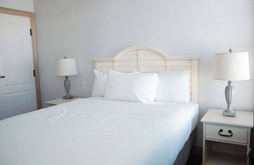 Sheboygan Villa | Luxury Lakefront Villa 4BR Sleeps 14! Right on the beach!