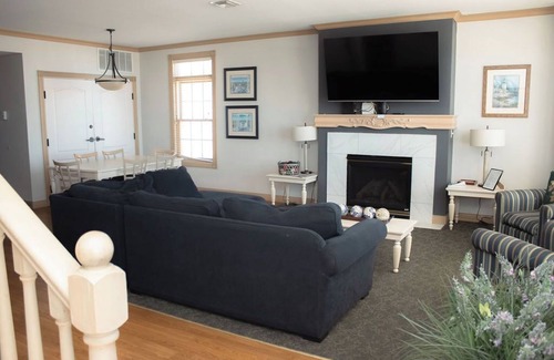 Sheboygan Villa | Luxury Lakefront Villa 4BR Sleeps 14! Right on the beach!
