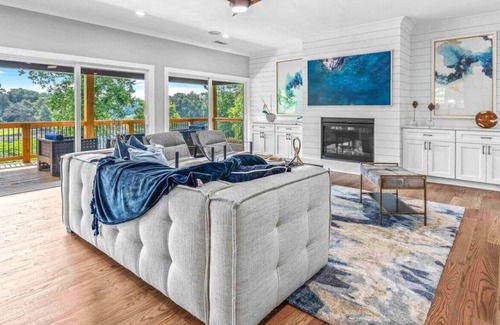 Cumming Casa | Luxury Lakehouse 30 ngt min · Luxury modern lake house w/ deep water dock & view