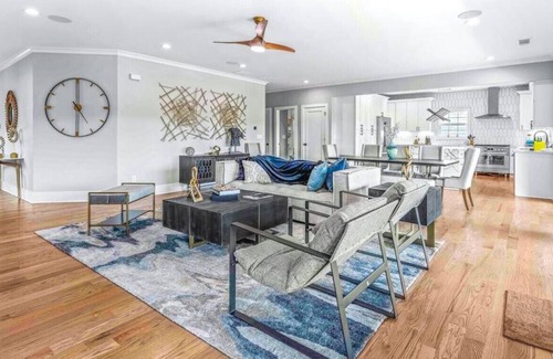 Cumming Casa | Luxury Lakehouse 30 ngt min · Luxury modern lake house w/ deep water dock & view