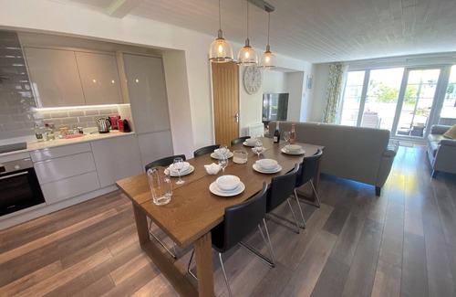 South Cerney Cabina | Luxury lakeside lodge with Hot Tub, Kayak and BBQ
