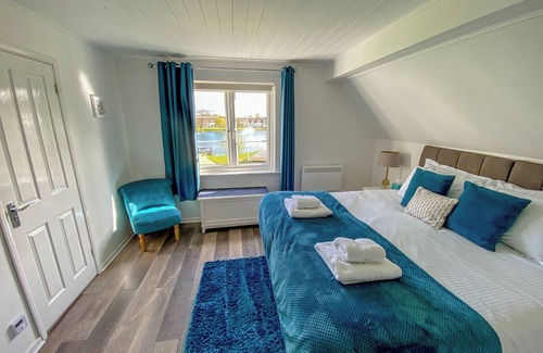 South Cerney Cabina | Luxury lakeside lodge with Hot Tub, Kayak and BBQ