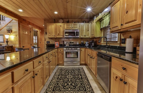Ellijay Cabina | Luxury Lakeside Lodge ✨ - Hot Tub, Game Room, Sleeps 13