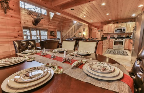 Ellijay Cabina | Luxury Lakeside Lodge ✨ - Hot Tub, Game Room, Sleeps 13