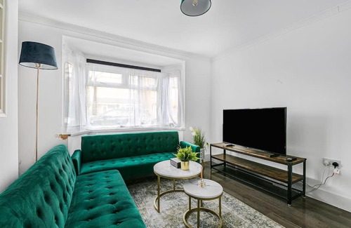 London Borough of Hounslow Casa | Luxury Large House With Games Room Sleeps Up to 12