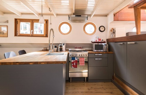 Jordaan Alquiler De Eote | Luxury large houseboat in the famous Jordaan district