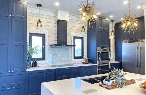 Cressy Casa | Luxury Lilac Lakehouse: 4 Suites