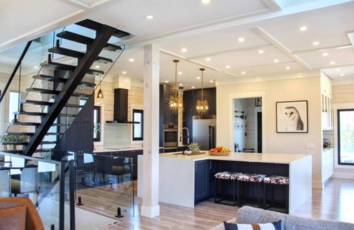 Cressy Casa | Luxury Lilac Lakehouse: 4 Suites