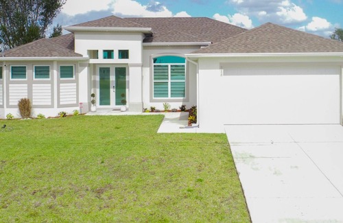 Diplomat Casa | Luxury Living at Cape Coral-Heated Pool 3 Bedroom-3 Bathroom-Fresh Water Canal.