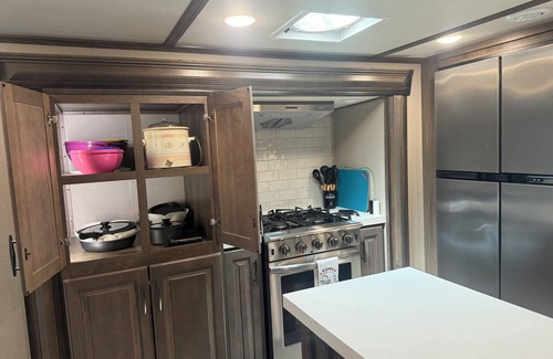 Rexford Casa | Luxury, Loaded, 39’ RV in Phenomenal Rexford with AC and WiFi