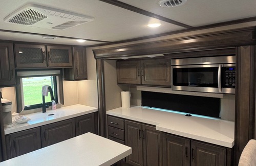Rexford Casa | Luxury, Loaded, 39’ RV in Phenomenal Rexford with AC and WiFi