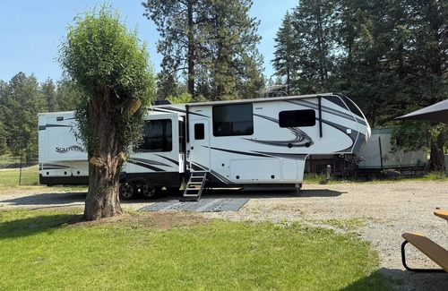Rexford Casa | Luxury, Loaded, 39’ RV in Phenomenal Rexford with AC and WiFi