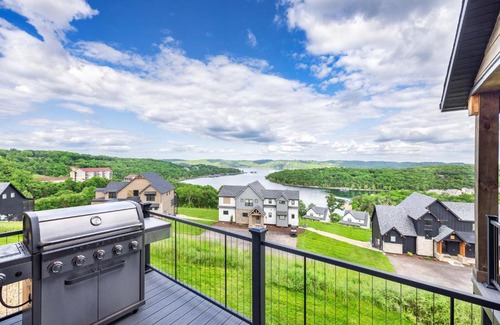 Kimberling City Casa | Luxury Lodge 5 - FREE Kayaks/Canoes - TWO Pools~Resort Dock