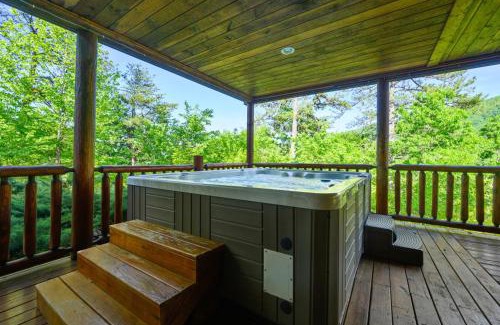 Gatlinburg - Pigeon Forge Casa | Luxury Lodge and Resort- Hot Tub, Fire Pit, Game Room, Pets