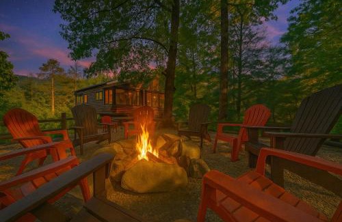 Gatlinburg - Pigeon Forge Casa | Luxury Lodge and Resort- Hot Tub, Fire Pit, Game Room, Pets