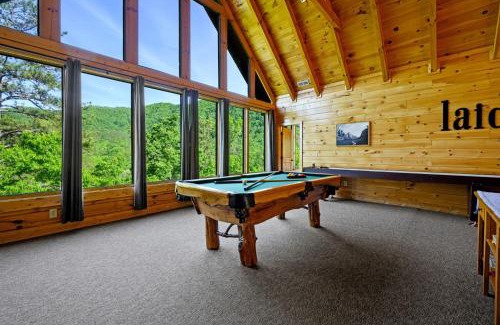 Gatlinburg - Pigeon Forge Casa | Luxury Lodge and Resort- Hot Tub, Fire Pit, Game Room, Pets