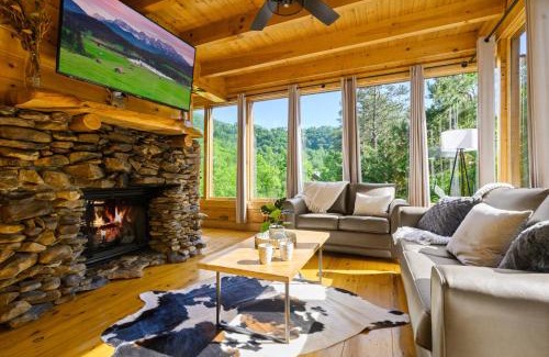 Gatlinburg - Pigeon Forge Casa | Luxury Lodge and Resort- Hot Tub, Fire Pit, Game Room, Pets