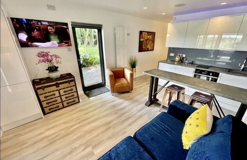 Bristol Casa | Luxury Lodge close to Clifton Suspension Bridge, hot tub.