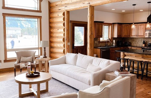 Columbia Falls Casa | Luxury Lodge w/ Grand Mountain Views;10-15 Miles to Whitefish & Glacier Nat Park