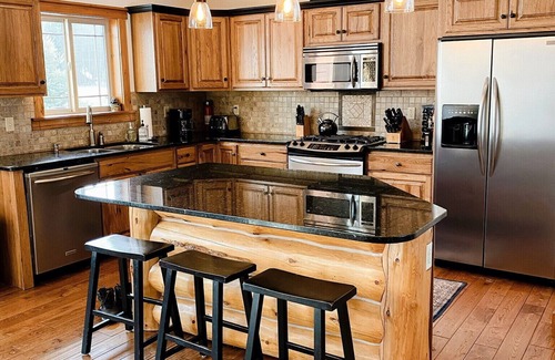 Columbia Falls Casa | Luxury Lodge w/ Grand Mountain Views;10-15 Miles to Whitefish & Glacier Nat Park