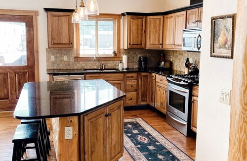 Columbia Falls Casa | Luxury Lodge w/ Grand Mountain Views;10-15 Miles to Whitefish & Glacier Nat Park