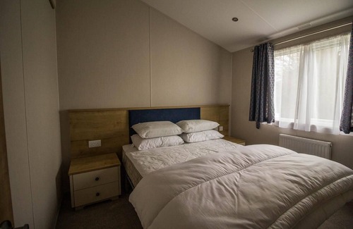 Hunstanton Cabina | Luxury lodge with decking in Hunstanton at Manor Park ref 23144K