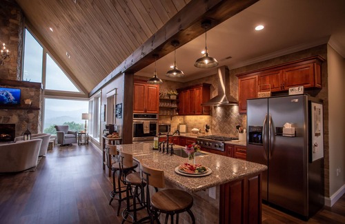 Winona Casa | Luxury Lodge with Ride-In-Ride-Out Location - WiFi - Sweeping Mountain Views