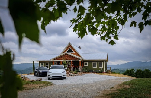 Winona Casa | Luxury Lodge with Ride-In-Ride-Out Location - WiFi - Sweeping Mountain Views
