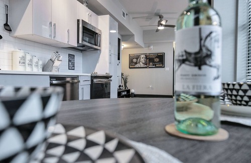 Central Business District Apartamento | Luxury Loft Downtown!