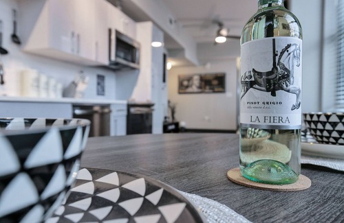 Central Business District Apartamento | Luxury Loft Downtown!