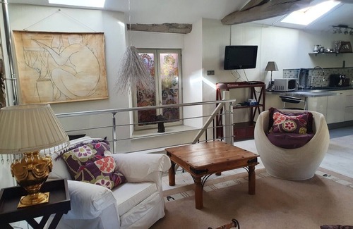 Soueich Apartamento | Un, granero con clase, moderno renovado en un antiguo pueblo francés