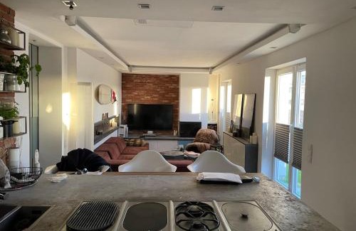 Stadtmitte Apartamento | Luxury Loft with Rooftop & Jacuzzi in City Center