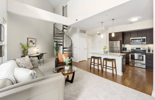 Grandview Heights Apartamento | Luxury Lofted 1 Bed Unit with Hot Tub and Pool