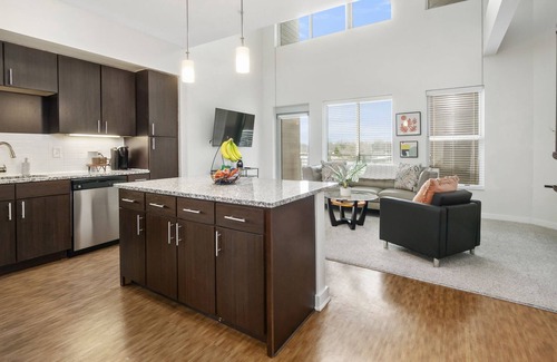 Grandview Heights Apartamento | Luxury Lofted 1 Bed Unit with Hot Tub and Pool