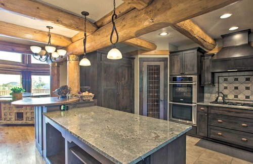 Black Hawk Cabina | Luxury Log Black Hawk Retreat w/ Private Hot Tub!